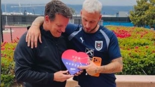 Süß sind sie, Andi Herzog (li.) und Marko Arnautovic. Und die Schoko-Herzen sind‘s bestimmt ...