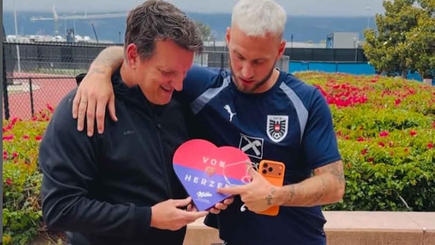 Süß sind sie, Andi Herzog (li.) und Marko Arnautovic. Und die Schoko-Herzen sind‘s bestimmt ...