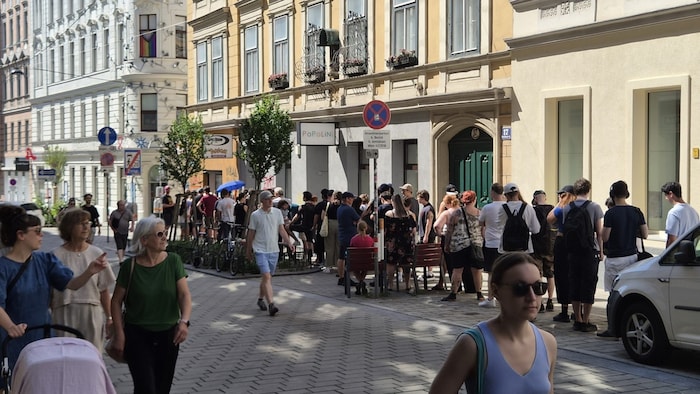 Am Samstag standen viele Fans vor dem „Spielraum“ Schlange.