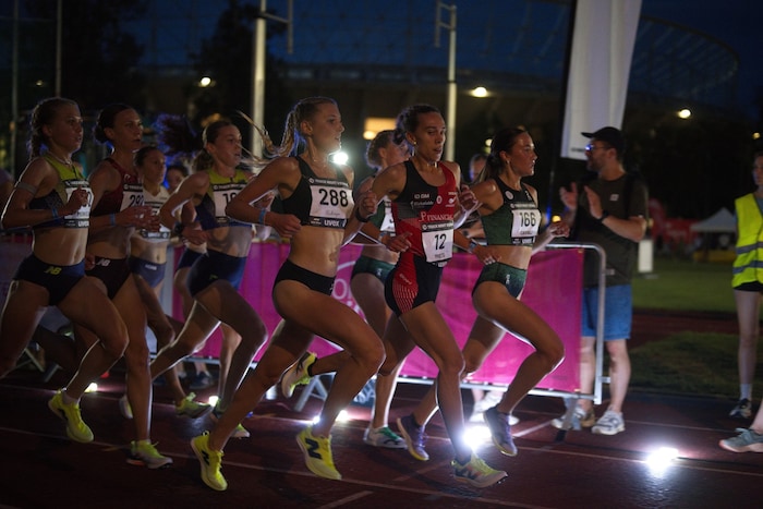Die Vorarlbergerin setzte sich bei der Vienna Track Night ausgezeichnet in Szene, lief vorne ...