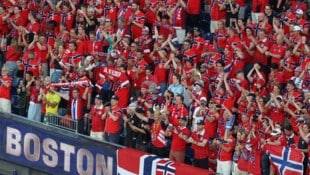 Norwegische Fans ziehen die Blicke auf sich.