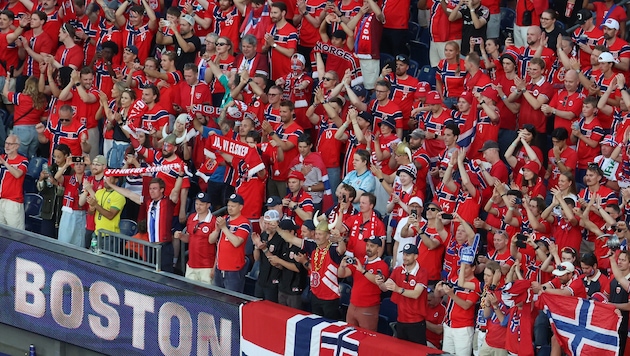 Norwegische Fans ziehen die Blicke auf sich.