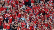 Norwegische Fans ziehen die Blicke auf sich.