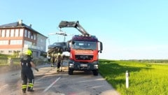 Der zerstörte Wagen wurde abtransportiert. 