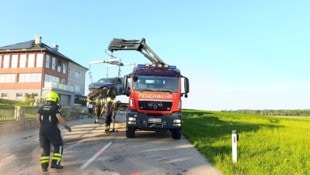 Der zerstörte Wagen wurde abtransportiert. 