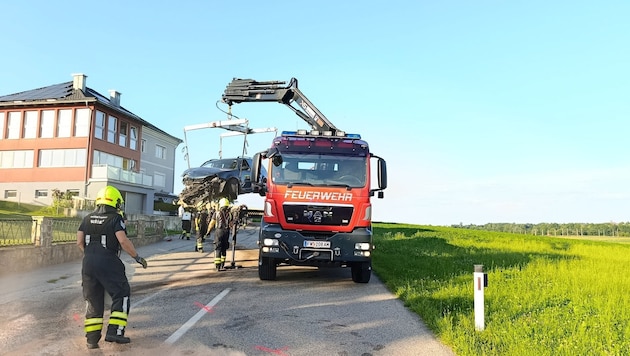 Der zerstörte Wagen wurde abtransportiert.