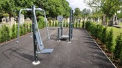 Ein Fitnessprogramm absolvieren, während nebenan Menschen um ihre Liebsten trauern: Damit ...