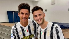 Der neue WAC-Stürmer Giacomo Vrioni (re.) mit dem fünffachen Weltfußballer Cristiano Ronaldo.