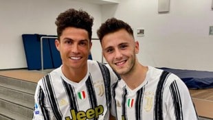 Der neue WAC-Stürmer Giacomo Vrioni (re.) mit dem fünffachen Weltfußballer Cristiano Ronaldo.
