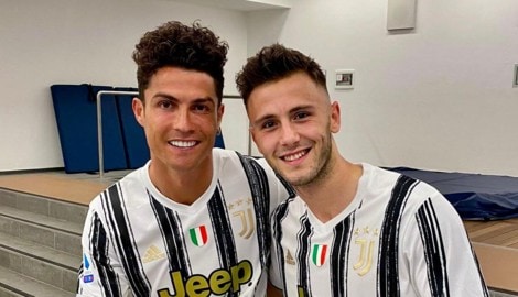 Der neue WAC-Stürmer Giacomo Vrioni (re.) mit dem fünffachen Weltfußballer Cristiano Ronaldo.