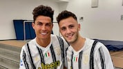 Der neue WAC-Stürmer Giacomo Vrioni (re.) mit dem fünffachen Weltfußballer Cristiano Ronaldo.