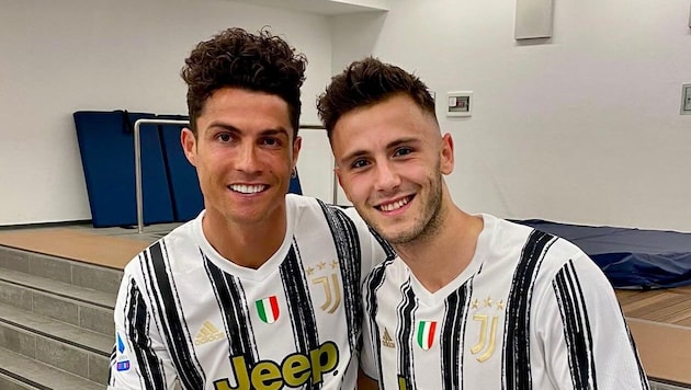 Der neue WAC-Stürmer Giacomo Vrioni (re.) mit dem fünffachen Weltfußballer Cristiano Ronaldo.
