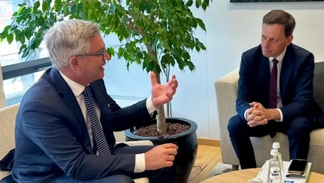 EU-Migrations-Kommissar Magnus Brunner im Gespräch mit ÖVP-Klubobmann Ernst Gödl