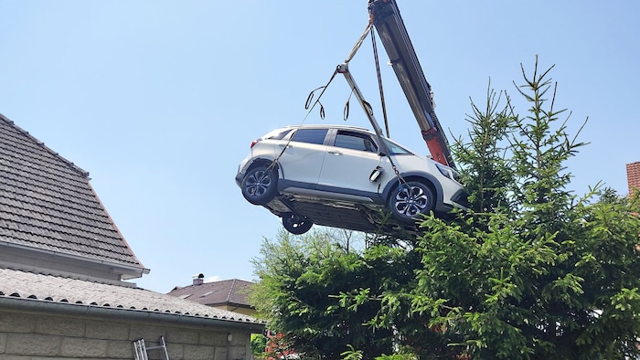 Die Feuerwehr barg das Auto mit einem Kran.