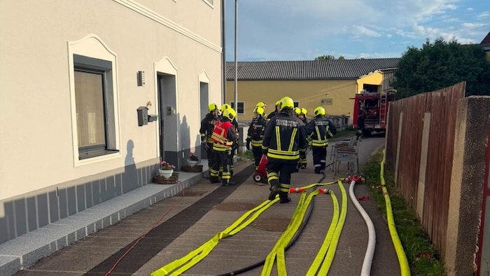 Die drei Personen, die sich in dem Haus befanden wurden bei dem Brand nicht verletzt. Zur ...
