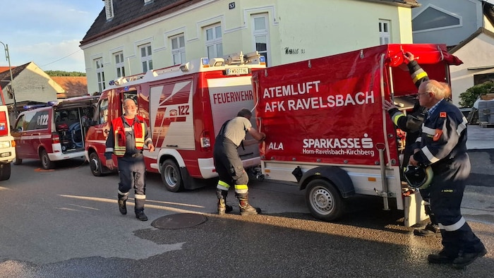 Löschen bei über 30 Grad: den Florianis machte die Hitze zu schaffen.