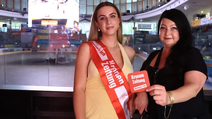 Die „Krone“-Leserinnen Amelia und Daniela (re.) freuten sich über die Plätze der „Krone“-Lounge.