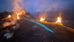 Sonnwendfeuer mit Blick ins Tal auf der Nordkette bei Innsbruck