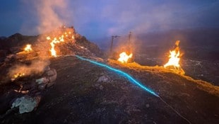 Sonnwendfeuer mit Blick ins Tal auf der Nordkette bei Innsbruck
