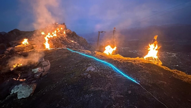 Sonnwendfeuer mit Blick ins Tal auf der Nordkette bei Innsbruck