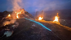 Sonnwendfeuer mit Blick ins Tal auf der Nordkette bei Innsbruck