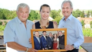 Foto mit historischem Bild: „Krone“-Fotograf Franz Crepaz, Tanja Baier, Landtagspräsident Carlo ...
