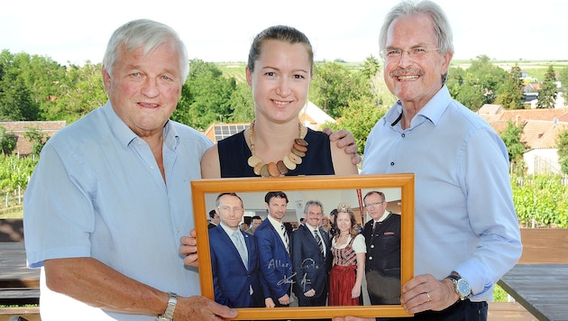 Foto mit historischem Bild: „Krone“-Fotograf Franz Crepaz, Tanja Baier, Landtagspräsident Carlo ...