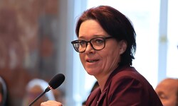 Landtagspräsidentin Sonja Ledl-Rossmann kündigt ihren Rückzug aus der Politik an. Im ...