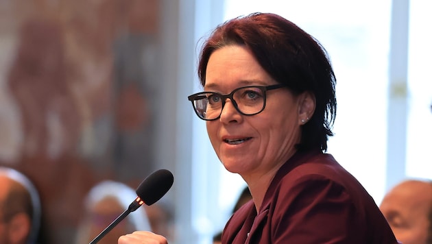 Landtagspräsidentin Sonja Ledl-Rossmann kündigt ihren Rückzug aus der Politik an. Im ...