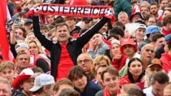Hoffnungsvoll blicken Österreich- Fans dem Spiel am Abend entgegen.