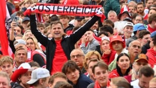 Hoffnungsvoll blicken Österreich- Fans dem Spiel am Abend entgegen.