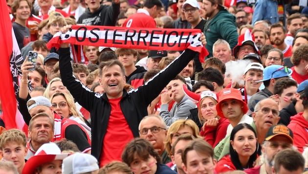 Hoffnungsvoll blicken Österreich- Fans dem Spiel am Abend entgegen.