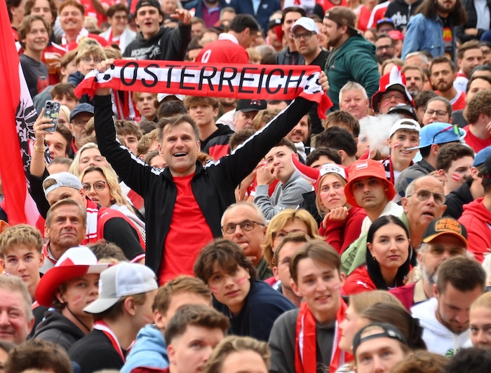 Die Menschenmasse bebte beim Public Viewing beim Spiel gegen Jordanien um 6 Uhr in der Früh.