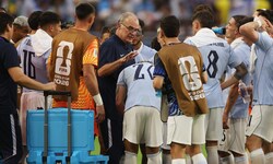 Marcelo Bielsa während einer „Hydration Break“ mit seinen Uruguayern …