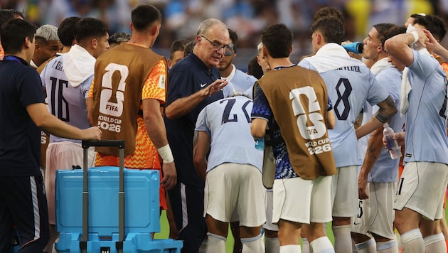 Marcelo Bielsa während einer „Hydration Break“ mit seinen Uruguayern …