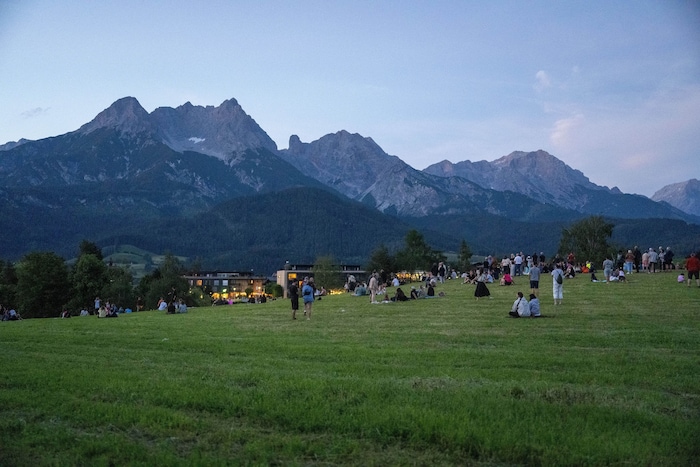 Wie bei einem Volksfest sind Besucher zusammengekommen, um die Tradition zu feiern.