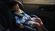 Jedes Jahr sterben Kinder in Autos, weil ihre Eltern sie vergessen haben.