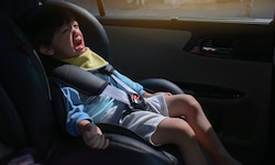 Jedes Jahr sterben Kinder in Autos, weil ihre Eltern sie vergessen haben.