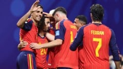 Marc Cucurella (Trikotnummer 24) lässt sich nach dem Tor zum 4:0 feiern.