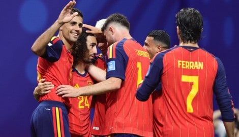Marc Cucurella (Trikotnummer 24) lässt sich nach dem Tor zum 4:0 feiern.