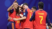 Marc Cucurella (Trikotnummer 24) lässt sich nach dem Tor zum 4:0 feiern.