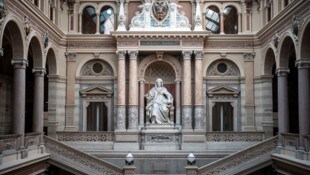 Justitia beobachtet die Reformpläne der Regierung genau. 