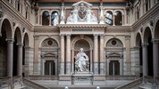 Justitia beobachtet die Reformpläne der Regierung genau. 