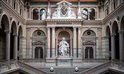 Justitia beobachtet die Reformpläne der Regierung genau. 