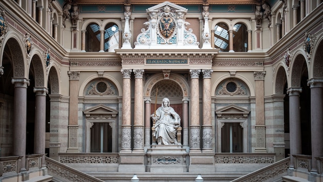 Justitia beobachtet die Reformpläne der Regierung genau.