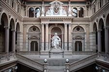 Justitia beobachtet die Reformpläne der Regierung genau. 