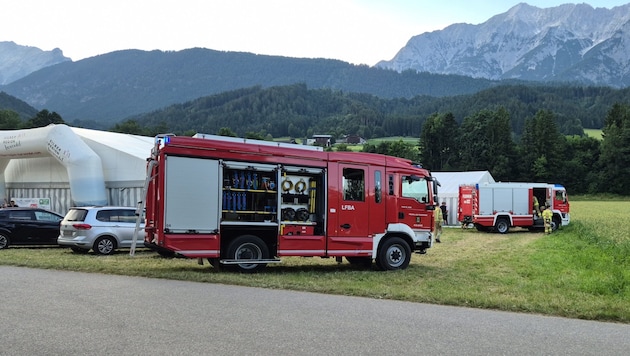 Im Großeinsatz standen die Freiwilligen Feuerwehren Kolsass und Terfens, der Rettungsdienst ...