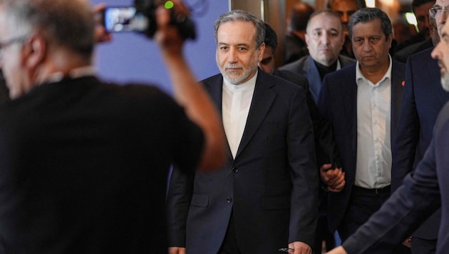 Der iranische Außenminister Abbas Araqchi (m.) ist Teil der Delegation.