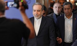 Der iranische Außenminister Abbas Araqchi (m.) ist Teil der Delegation. 