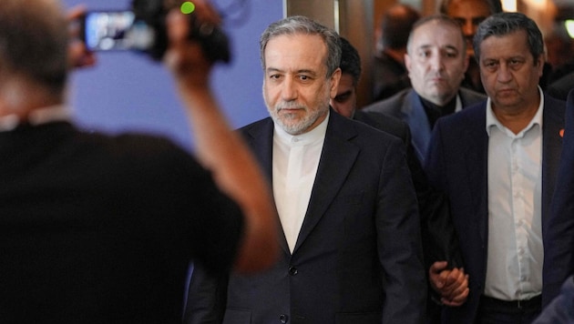 Der iranische Außenminister Abbas Araqchi (m.) ist Teil der Delegation.